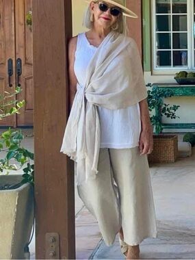 Vintage  wide leg linen pants.  Tan. Large